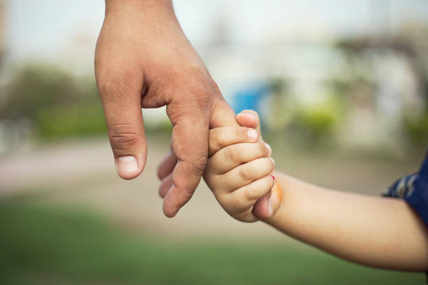 小さな女の子の手を握っての父 - father indian ethnicity india love ストックフォトと画像