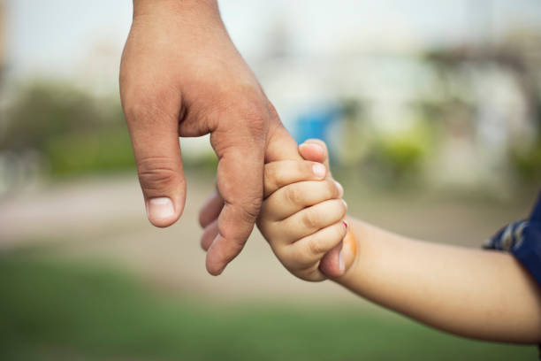 ojciec trzyma dziewczynkę za rękę - holding hands human hand holding multi ethnic group zdjęcia i obrazy z banku zdjęć