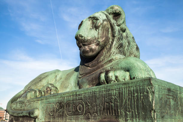 le lion de bronze à north bridge. stockholm - norrbro photos et images de collection