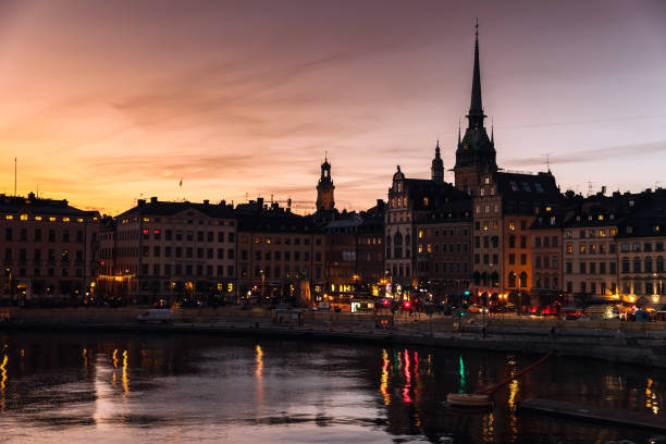 paysage urbain de silhouette. gamla stan, stockholm - stadsholmen photos et images de collection