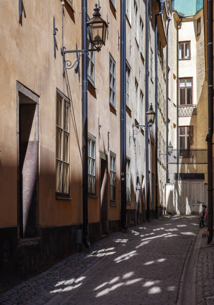 straße in der altstadt von stockholm, schweden - stadsholmen stock-fotos und bilder