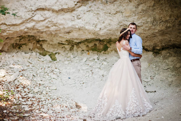 istock Wedding couple on beautiful landscape. 808122844