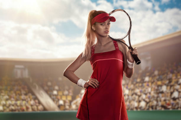 bella tennista femminile sul campo da tennis con una racchetta da tennis - tennis court tennis racket forehand foto e immagini stock