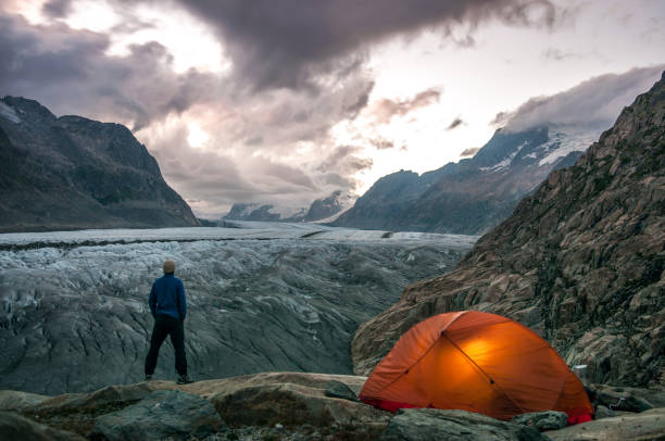 hombre glaciar al aire libre camping - aletsch glacier fotografías e imágenes de stock