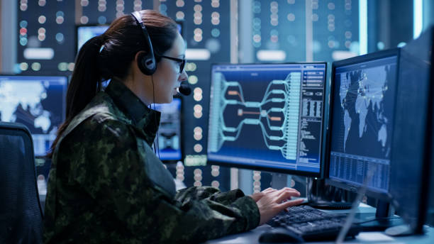 큰 모니터링에 그녀의 컴퓨터와도 망자를 추적 하는 여성 정부 요원의 총 룸 애니메이션된 화면으로 컴퓨터의 전체. - commando 뉴스 사진 이미지