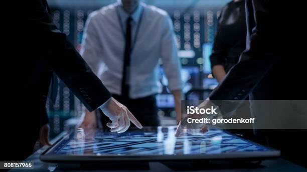 Foto de Gerentes Corporativos Trabalhando Na Mesa Na Sala De Monitoramento Quarto É Cheio De Tecnologia De Ponta Computadores Com Telas Animadas e mais fotos de stock de Decisão