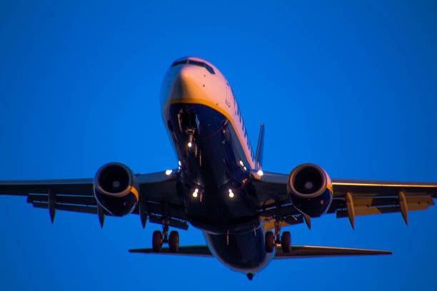 ryanair cierra medida que se acerca a la pista - runway airplane landing landing light fotografías e imágenes de stock