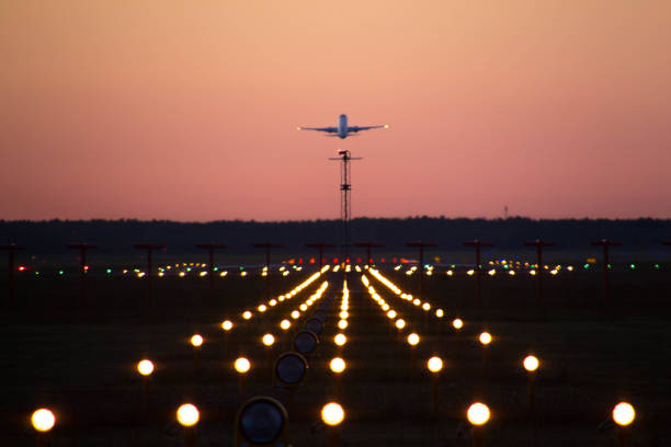 sonnenuntergang take-off - start und landebahn stock-fotos und bilder