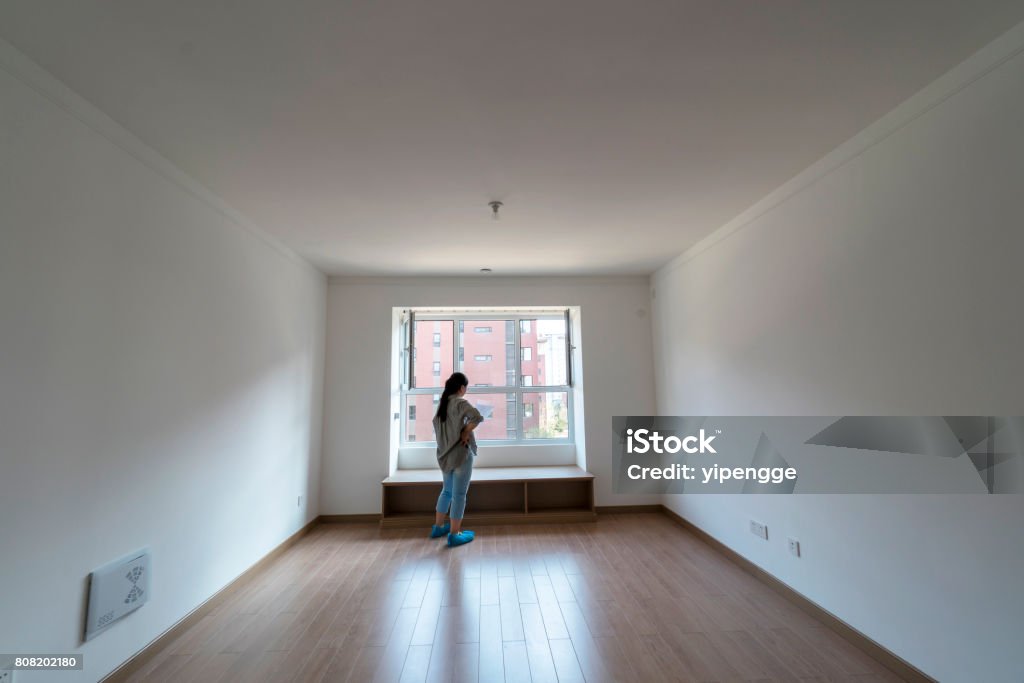 Mädchen im neuen Haus Planung Hausdekoration - Lizenzfrei Eine Person Stock-Foto