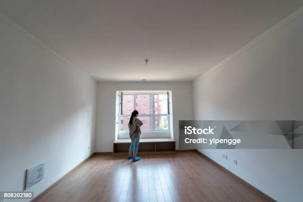 Mädchen Im Neuen Haus Planung Hausdekoration Stockfoto und mehr Bilder von Eine Person - Eine Person, Baugewerbe, Leer