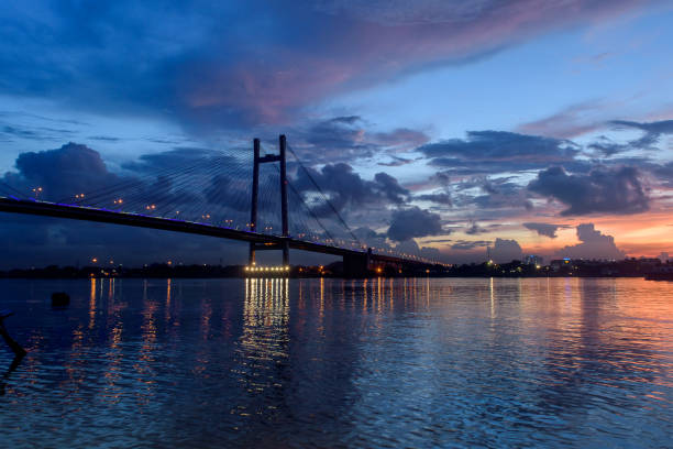 Silhouette Silhouette of Vidyasagar Setu bridge at twilight . kolkata night stock pictures, royalty-free photos & images