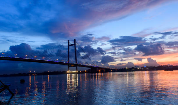 Silhouette Silhouette of Vidyasagar Setu bridge at twilight . kolkata night stock pictures, royalty-free photos & images