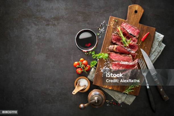 Mittlere Seltene Gegrilltes Rindfleisch Ribeye Steak Geschnitten Stockfoto und mehr Bilder von Wein