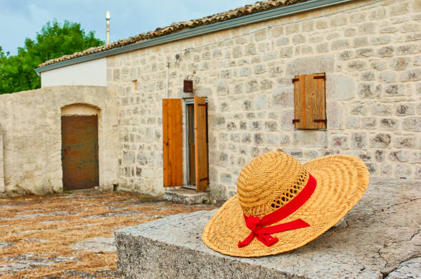 italy - sycylia - dom wiejski z kobiecym kapeluszem - agave italy aloe sea zdjęcia i obrazy z banku zdjęć