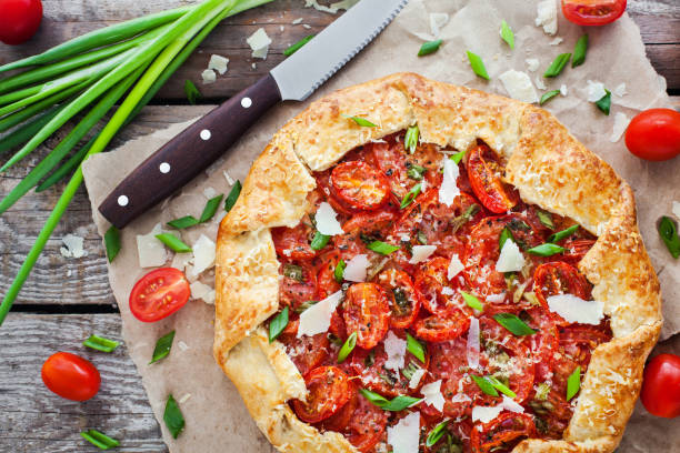 delicioso rústica abierta pastel casero (galette) con tomate, queso y cebolla - galette fotografías e imágenes de stock