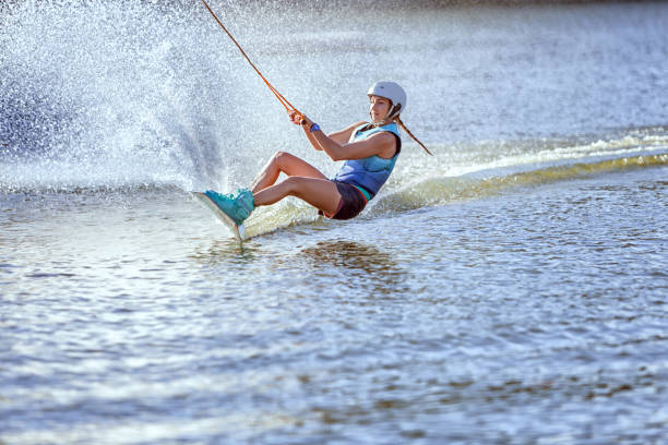 la donna naviga sull'acqua. - wakeboarding foto e immagini stock