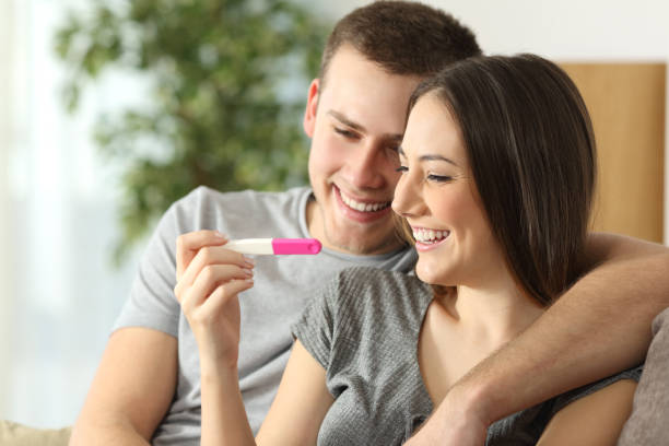 счастливая пара проверка теста на беременность - stroking couple desire love стоковые фото и изображения