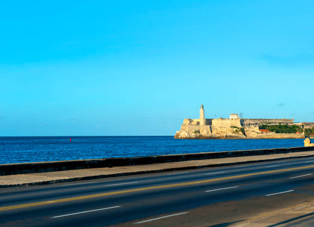 zamek morro (twierdza) z ulicy malecon w hawanie, kuba - capital cities retaining wall malecon coastline zdjęcia i obrazy z banku zdjęć