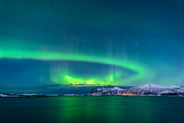 aurora norte polar luz en el cielo nocturno sobre el norte de noruega - magnetosphere fotografías e imágenes de stock