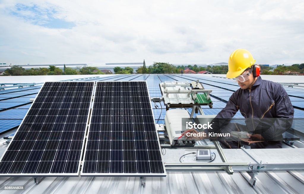 Solar-Panel Wartungsausrüstung auf Fabrikdach Ingenieur - Lizenzfrei Sonnenkollektor Stock-Foto