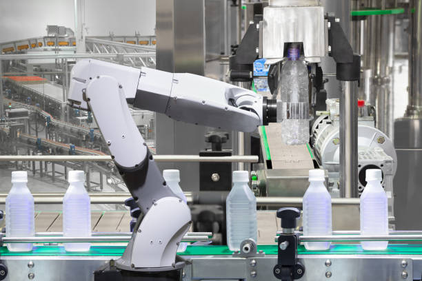 brazo robótico con botellas de agua de bebida línea de producción en fábrica, industria 4.0 concepto - robot robot arm plastic production line fotografías e imágenes de stock