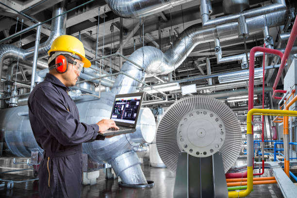 ingeniero con equipo portátil para mantenimiento en termoeléctrica - central eléctrica fotografías e imágenes de stock