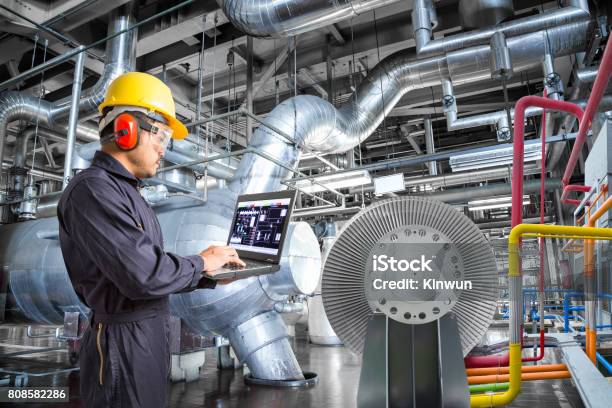 Ingeniero Con Equipo Portátil Para Mantenimiento En Termoeléctrica Foto de stock y más banco de imágenes de Reparar