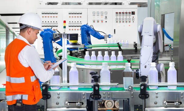 ingeniero de verificación automatizada robótica en planta de producción de bebidas de fábrica - robot robot arm plastic production line fotografías e imágenes de stock