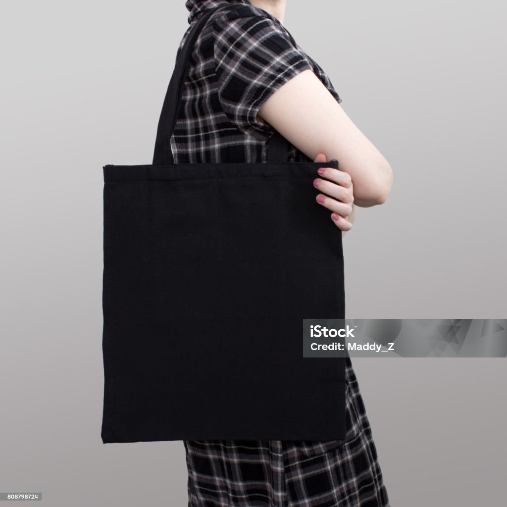 Mock-up. Fille en robe porte sac cabas en coton noir. - Photo de Sac fourre-tout libre de droits