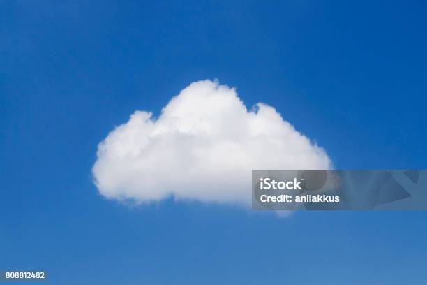 Nube Único Foto de stock y más banco de imágenes de Nube - Nube, Cúmulo, Paisaje con nubes