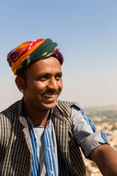 portret młodego hindusa w jaisalmer, radżastan, indie - smiling human settlement traditional culture man made object zdjęcia i obrazy z banku zdjęć
