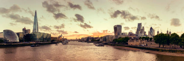 夕暮れ市庁舎、破片、ロンドンの街のパノラマ ビュー - crane skyline uk tower of london ストックフォトと画像