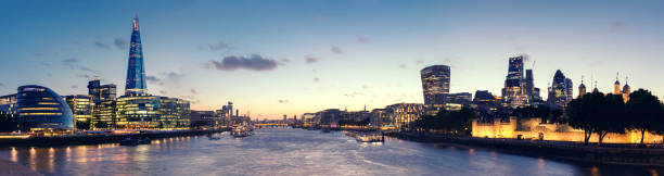 panoramic view of the city hall, the shard and city of london at dusk - crane skyline uk tower of london imagens e fotografias de stock