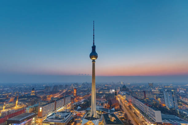 a torre de televisão de berlim - berlin germany television tower communications tower alexanderplatz - fotografias e filmes do acervo