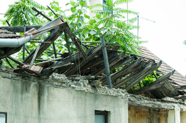 istock Collapsed roof on old abandoned house. Selective focus. 808846808