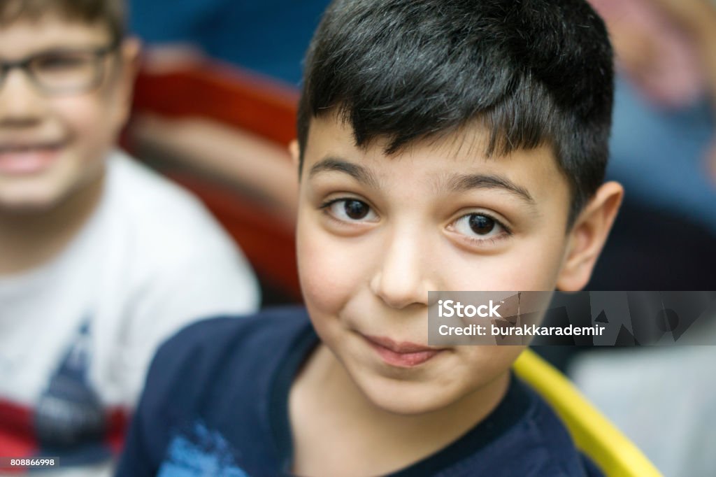 Retrato de un niño sonriente mirando a cámara - Foto de stock de 8-9 años libre de derechos