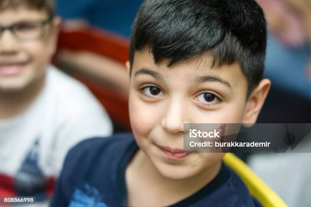 Retrato De Un Niño Sonriente Mirando A Cámara Foto de stock y más banco de imágenes de 8-9 años - 8-9 años, Actitud, Alegre