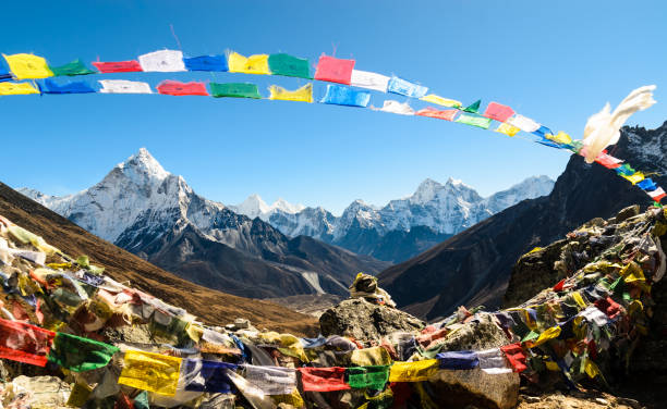 But Dablam Ama Dablam framed with praying flags in Himalaya, Nepal. solu khumbu stock pictures, royalty-free photos & images