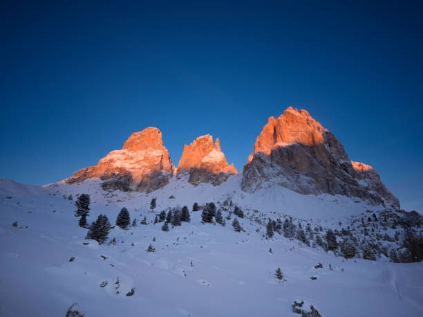 passo sella - dolomites - sella pass foto e immagini stock