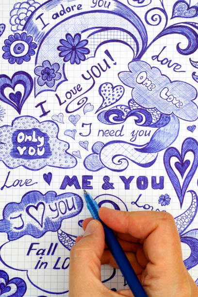 ボールペン描画の愛と女性の手は、市松模様の紙にメッセージをいたずら書き。 - love flower single flower letter ストックフォトと画像