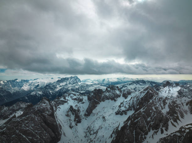 a beleza inspiradora das dolomitas italianas. - travel destinations alto adige north tirol dolomites - fotografias e filmes do acervo