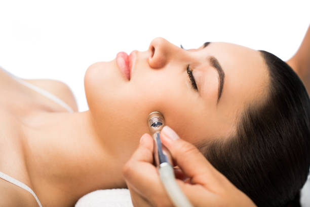 美容治療で女性の顔の側面図 - マイクロピーリング ストックフォトと画像