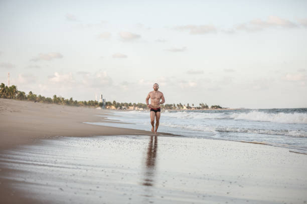 coureur - swimming trunks men muscular build athlete photos et images de collection