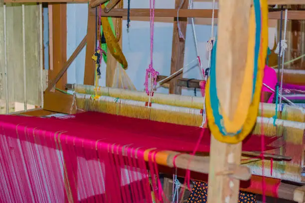 Traditional Sri Lankan handloom and batik product manufacturing workshop. A Wide Range Of handloom Items Made Of thread Utility And Beauty Adding Elegance To Sri Lankan Lifestyle