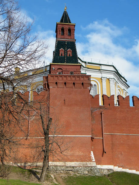 istock Moscow Kremlin Arsenalnaya Tower  2011 809108574