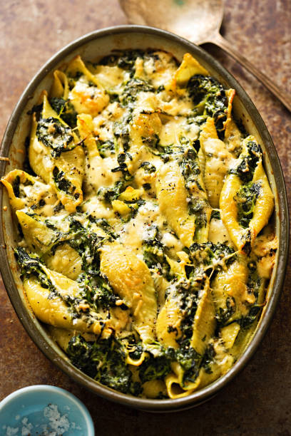 istock Spinach jumbo seashell pasta with parmesan and blue cheese bake 809127610