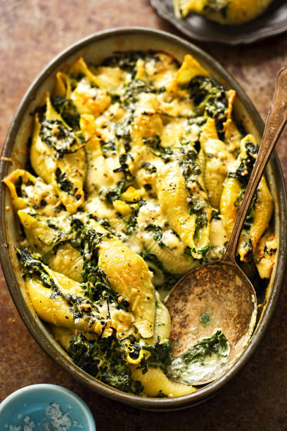 istock Spinach jumbo seashell pasta with parmesan and blue cheese bake 809128230