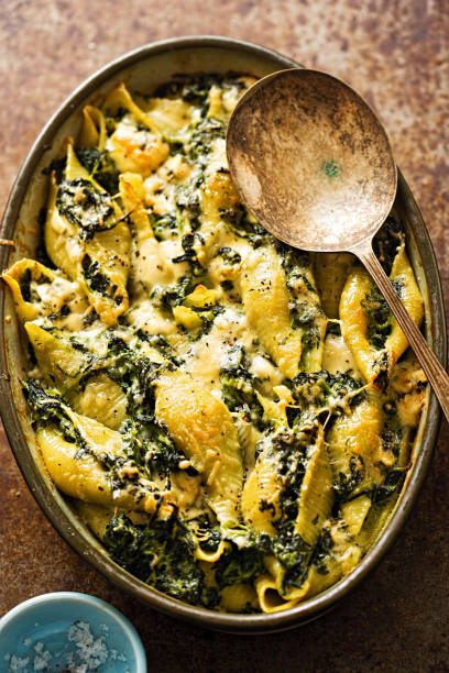 istock Spinach jumbo seashell pasta with parmesan and blue cheese bake 809128486