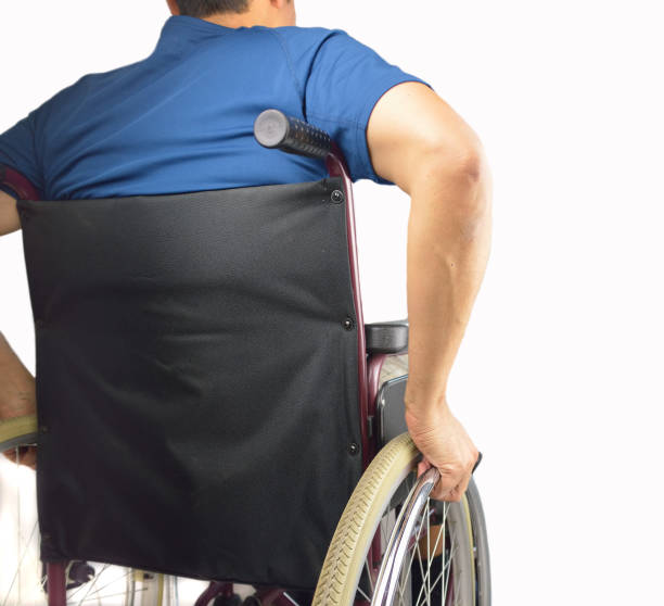 homme en fauteuil roulant - physical injury men orthopedic equipment isolated on white photos et images de collection