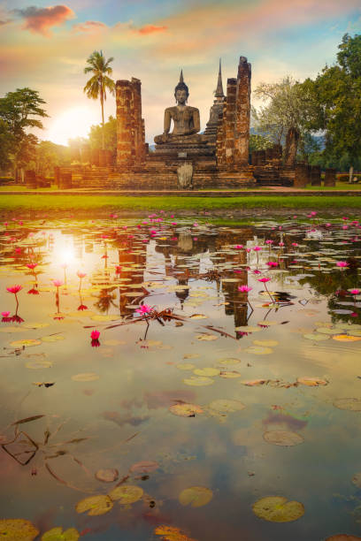 templo de wat mahathat no parque histórico de sukhothai, a unesco património mundial da unesco na tailândia - ancient civilization ancient traditional culture vertical - fotografias e filmes do acervo